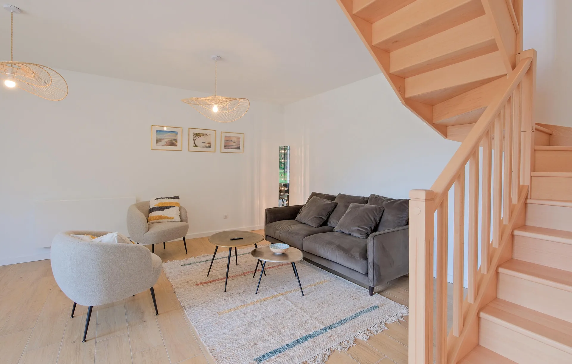 Salon rénové avec escalier en bois – Projet GPSO Construction à La Sauve