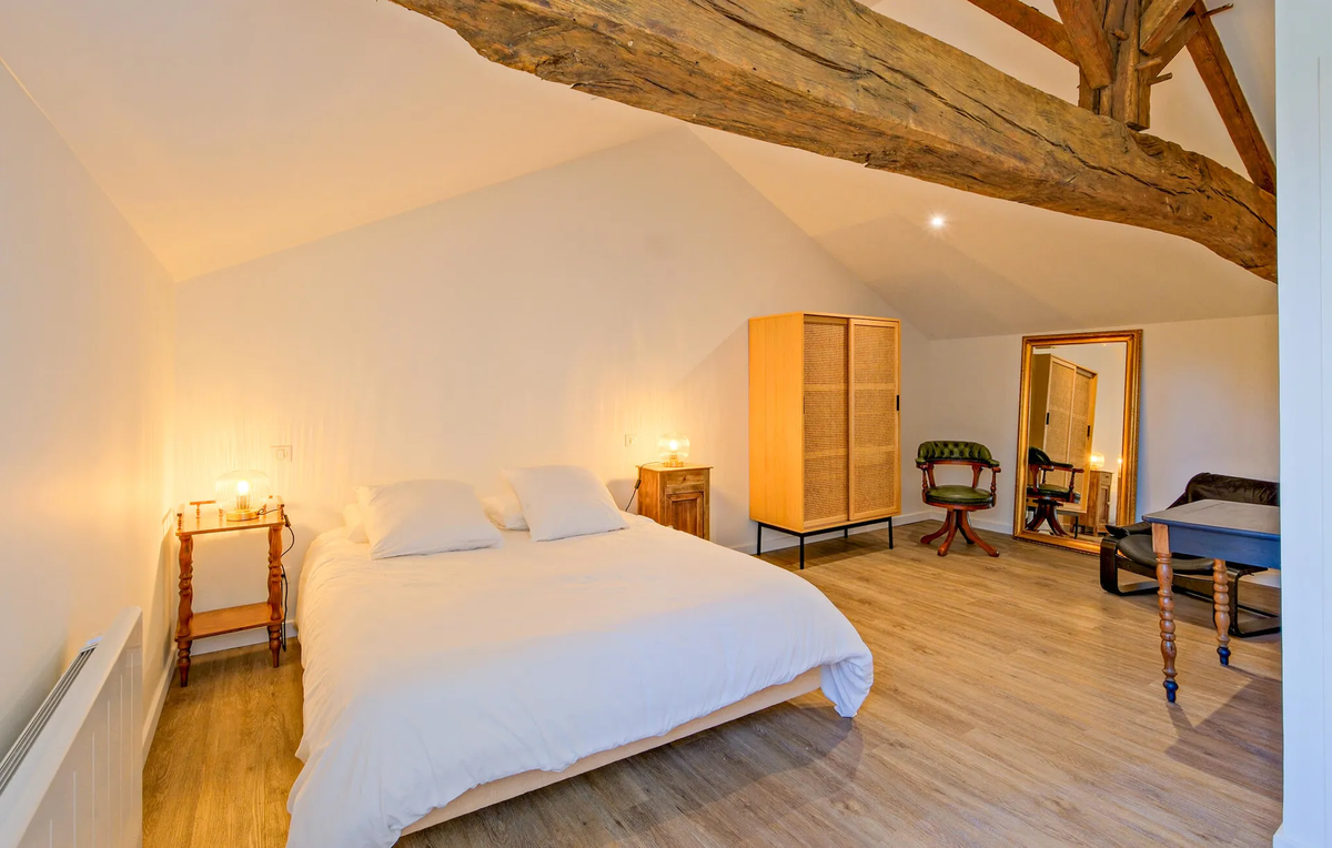 Rénovation de chambre sous combles avec poutres apparentes – Projet GPSO Construction