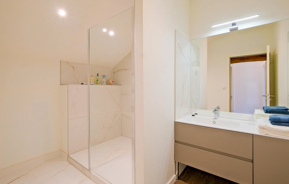 Salle de bain rénovée en grès cérame – Chantier GPSO Construction en Gironde